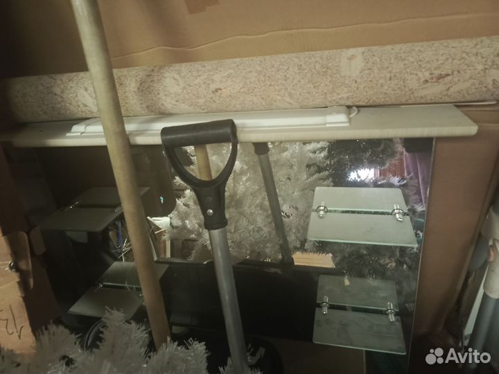 Зеркало в ванную с полочкой