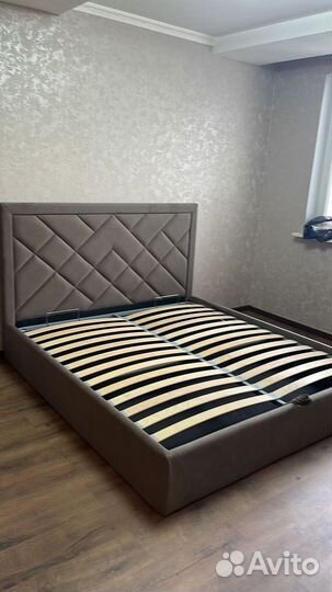 Кровать с подъемным механизмом