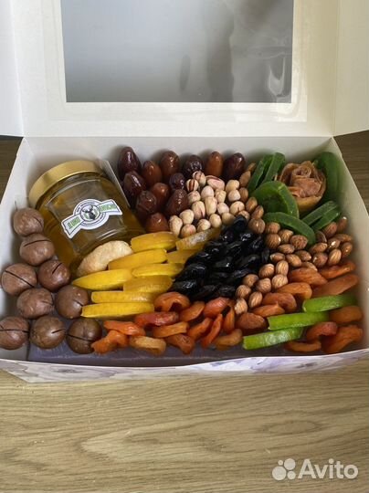 Набор из орехов и сухофруктов