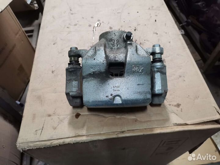 Суппорт тормозной передний левый Kia Seltos 1