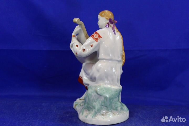 Статуэтка фарфоровая большая Бандуристка Девушка и