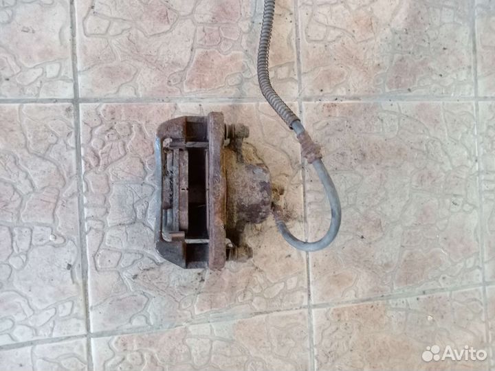 Супорт передний правый на даево леганза 2.0л