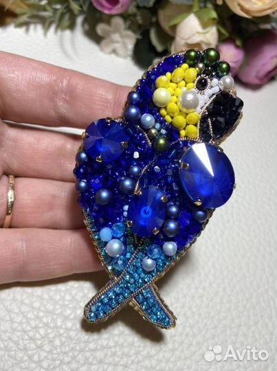 Брошь попугай Ара. В работе лаковые кристаллы Свар
