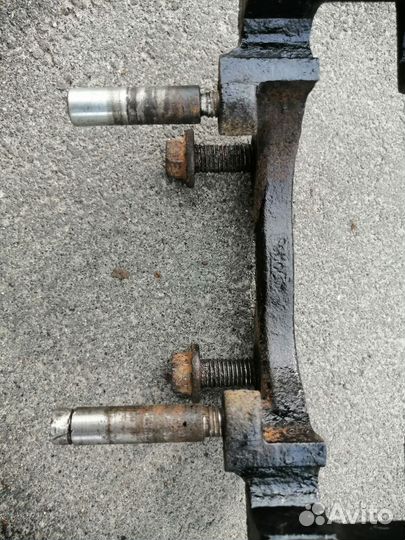 Скоба (опора) суппорта переднего Ford Focus II