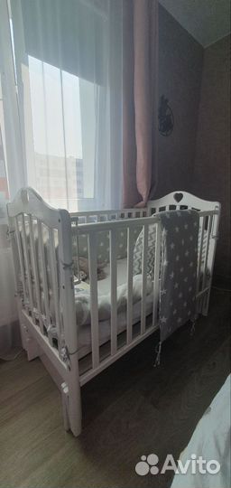 Детская кроватка с маятником и матрасом