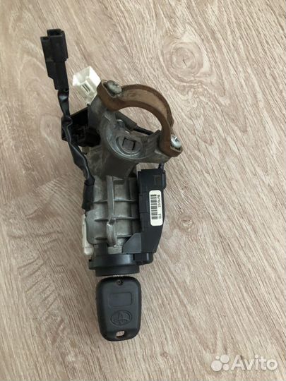 Замок зажигания Toyota avensis 1 поколение