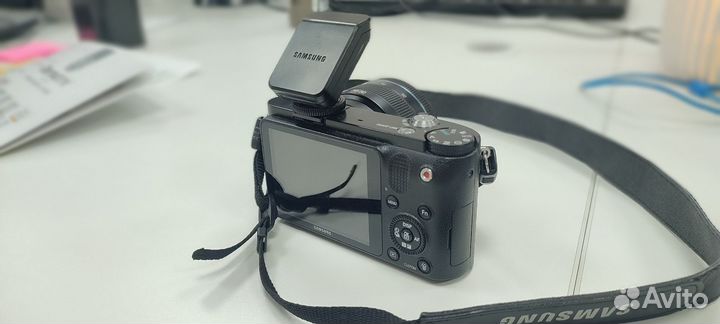 Зеркальный фотоаппарат Samsung nx1000