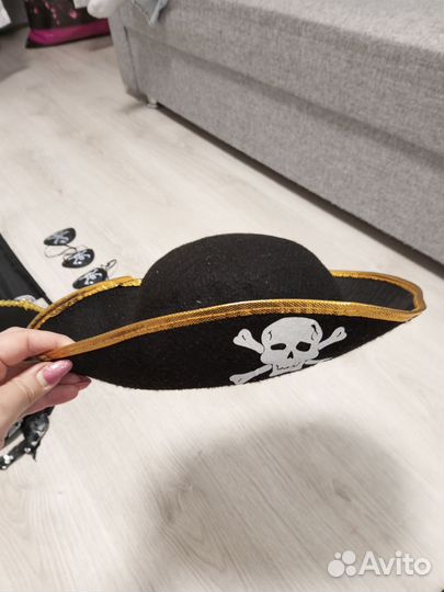 Пиратская шляпа, пиратский флаг, сабля