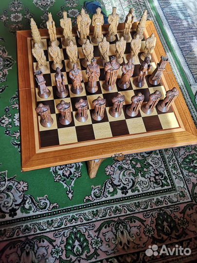 Шахматы резные из дуба сувенирные