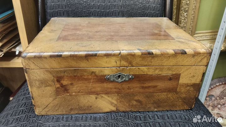 Коробка старинная с ключиком