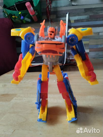 Робот-трансформер Тритан Тоботы