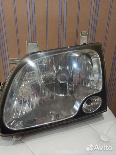 Левая фара Toyota Town Ace Noah