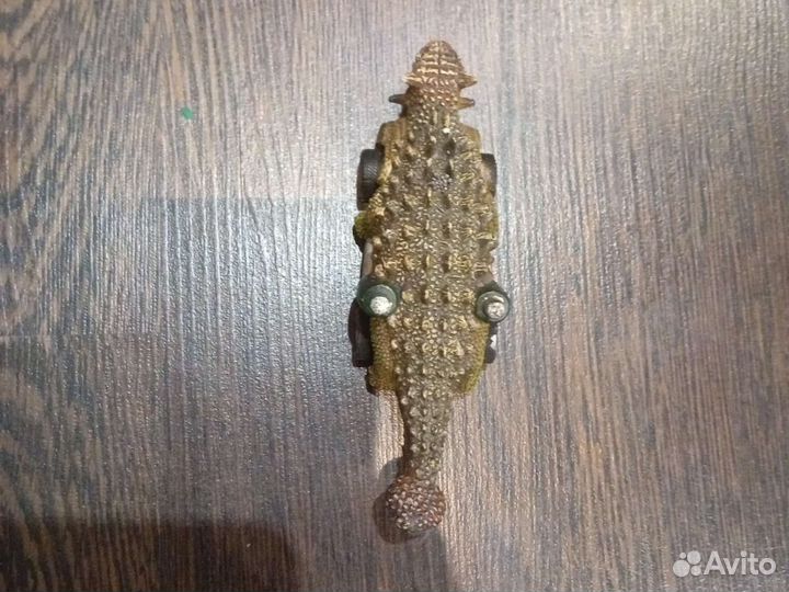 Динозавр на колёсиках