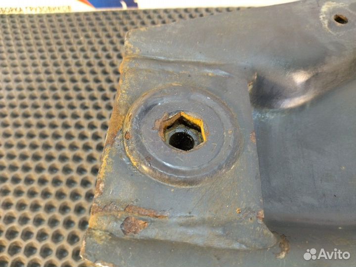 500368551 Кронштейн цилиндра подъема кабины