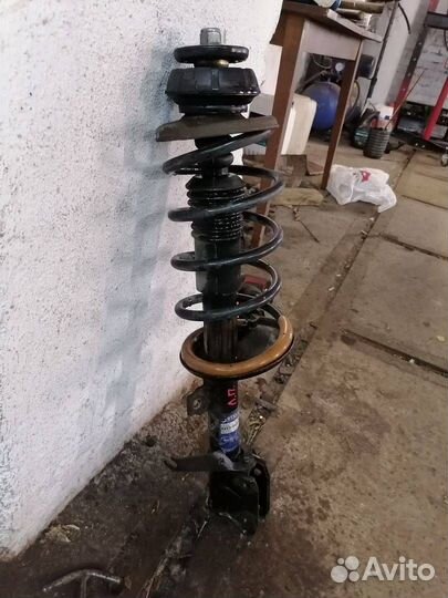 Стойка амортизатора передняя левая Nissan Terrano