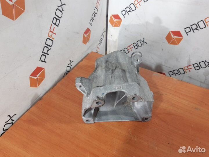 Кронштейн двигателя левый Mercedes C-Class W205