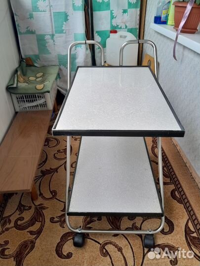 Кофейный столик на колесиках