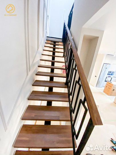 Ограждения, перила на лестницу из стекла, дерева