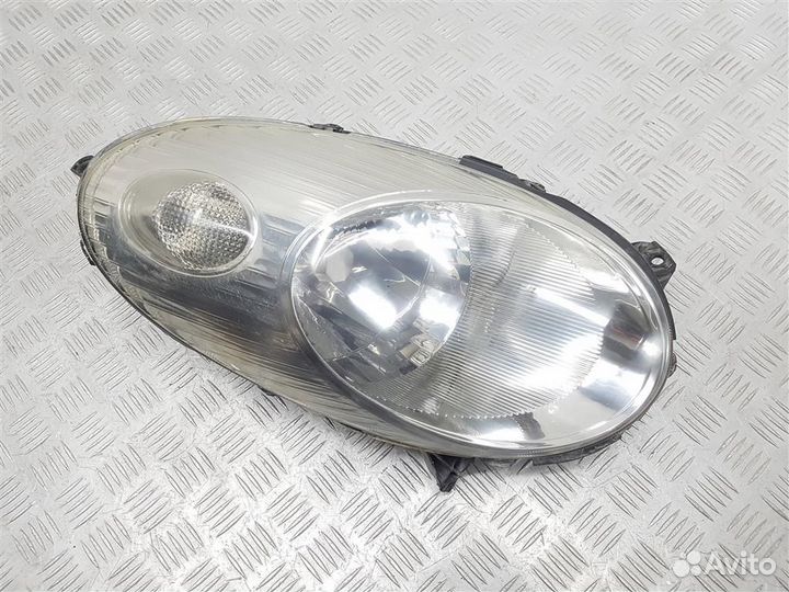 89007102 Фара правая Nissan Micra