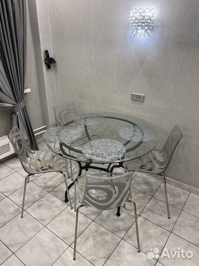 Стол круглый и стулья