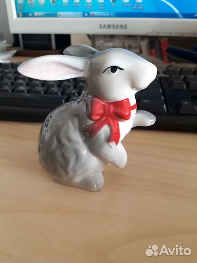 Статуэтка. Фарфор. Зайчик