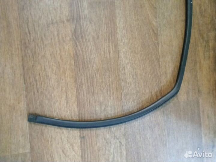 Уплотнитель стекла двери задний левый Volkswagen