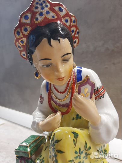Фарфоровые статуэтка Алёнушка Малахитовая шкатулка