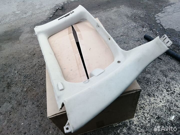 Обшивка багажника правая Lexus LX470