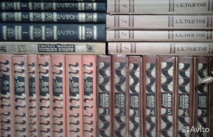 Очень много книг. Более 200. есть Список