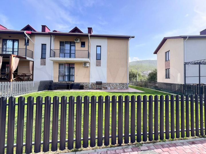 Таунхаус 175 м² на участке 4 сот.