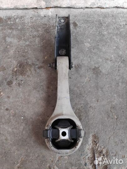 Подушка двигателя задняя на volkswagen polo