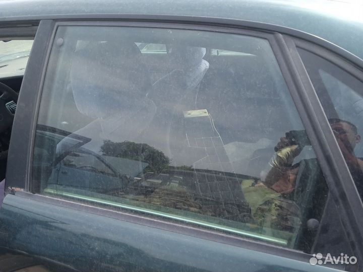 Стекло двери заднее левое Audi 100 C4