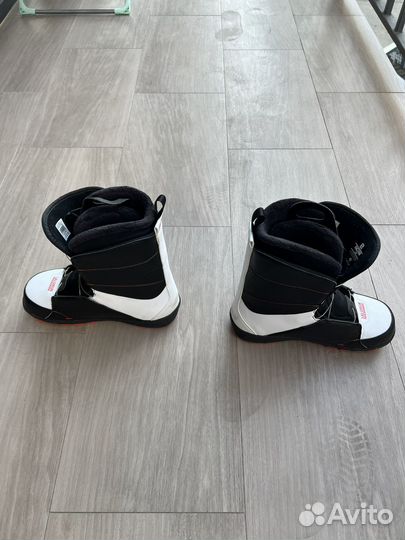 Сноуборд с креплениями и ботинками