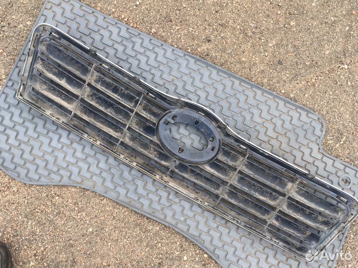 Решетка радиатора тойота авенсис