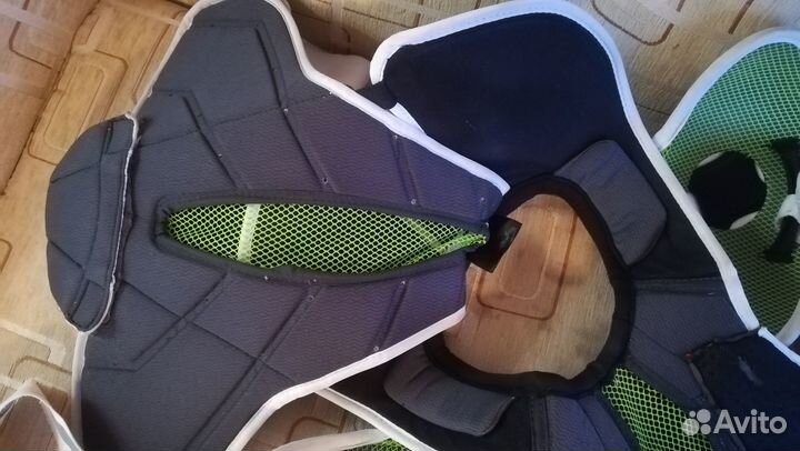 Нагрудник коньки Reebok 20k,jofa 6500,jofa 400