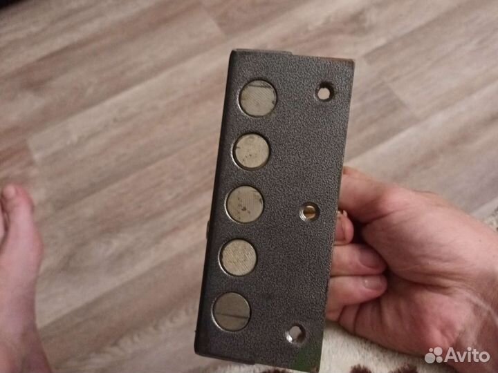 Замок дверной накладной