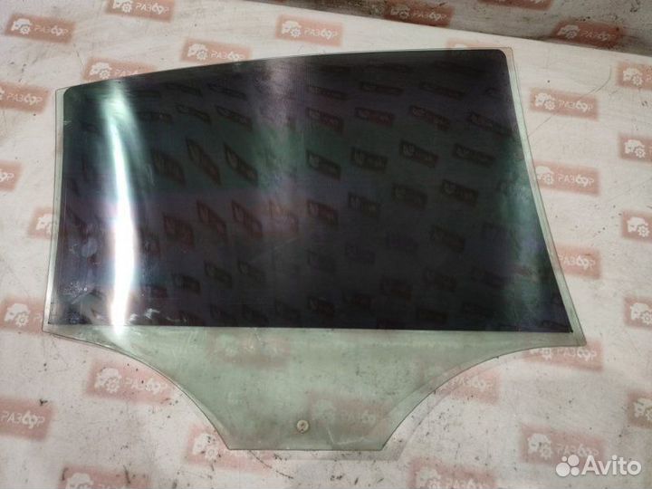 Стекло двери заднее левое Volkswagen Passat 3C2