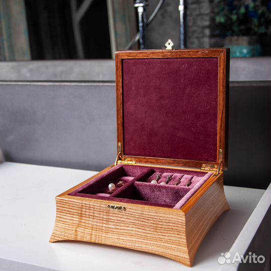 Шкатулка из дерева с отделкой бархатом