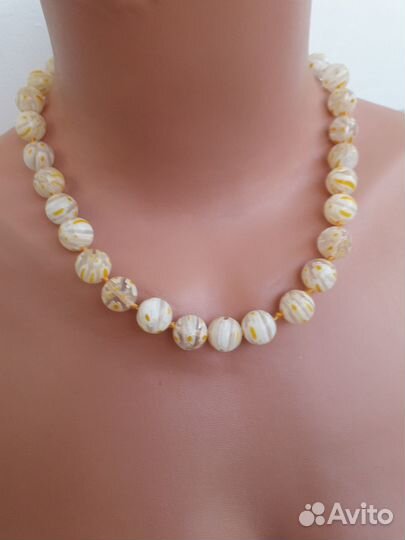 Лот бус в белых тонах