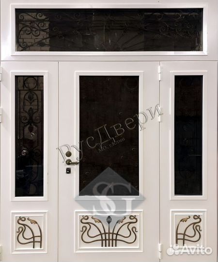 Белая входная парадная дверь с ковкой и стеклом