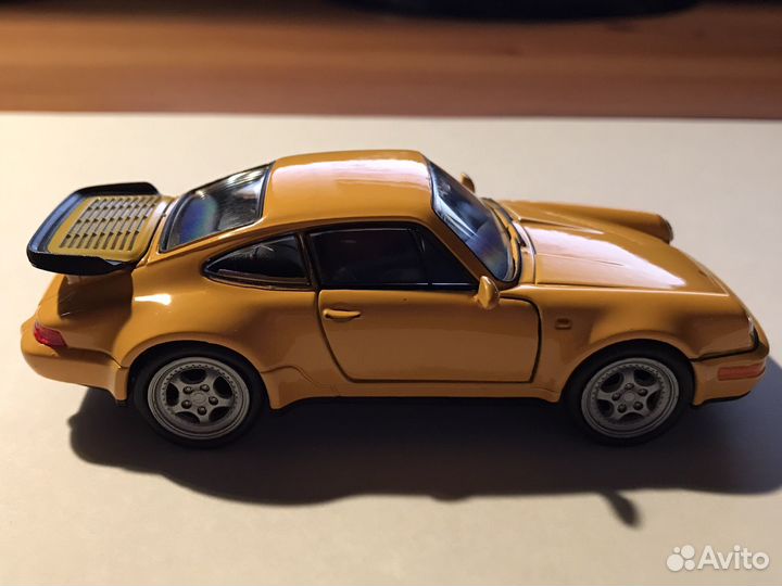 Модель автомобиля porsche 911 масштаб 1/43