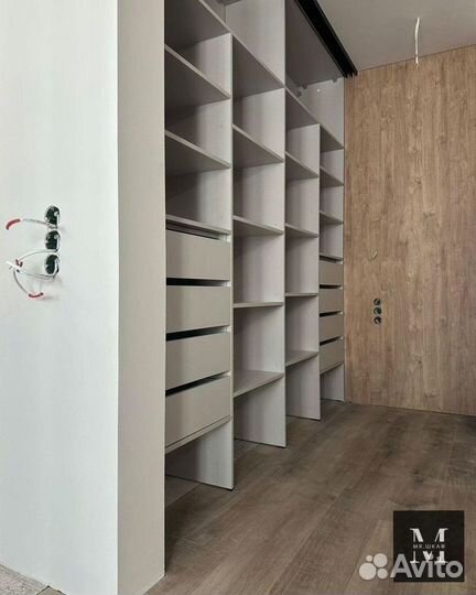 Книжный шкаф