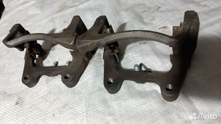 Passat B6 B7 2006-15 скобы тормозных суппортов зад