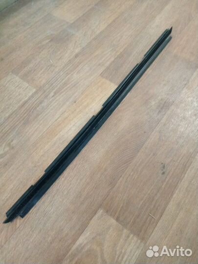 Молдинг стекла внутренний передний левый