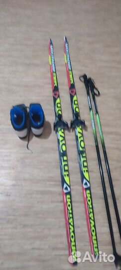 Лыжные ботинки и лыжи