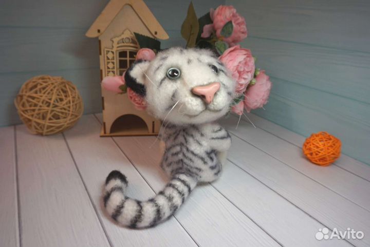 Вязаная игрушка. Белый тигрёнок