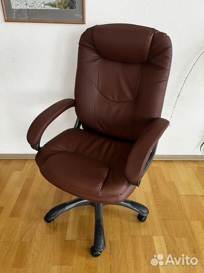 Кресло офисное коричневое