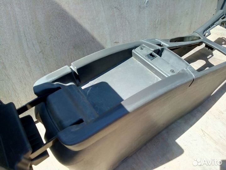 Nissan Maxima 33 - Консоль / подлокотник Б/У