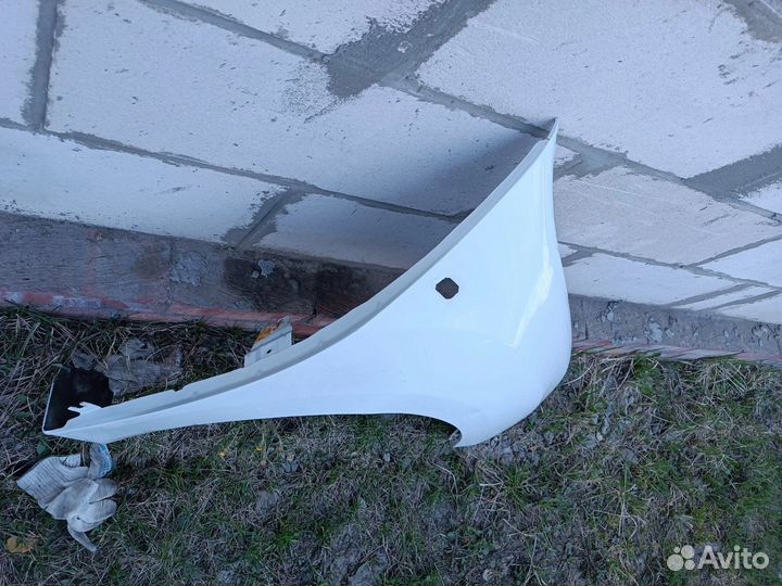 Продам крыло Logan 2