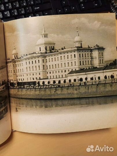 Подарочная книга о ранних банках на англ. языке